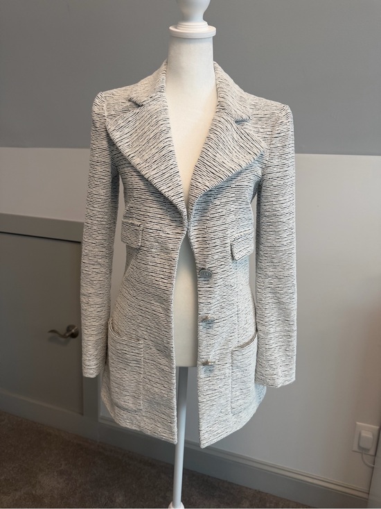 CHANEL Jackets & Blazers - Vintage CHANEL White and Gray Textured Tweed Jacket CC Logo Buttons US 2 14P